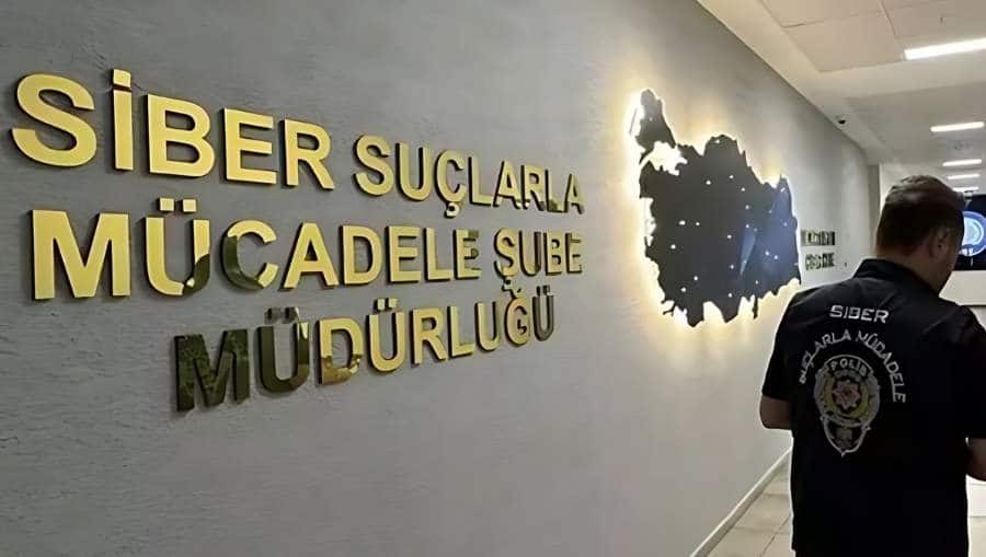 Siber Suçlarla Mücadele Şube Müdürlüğü'nün modern ofis içi ve ülke haritası ile yönetimi.