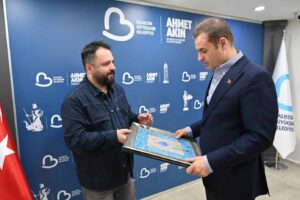 Başkan Ahmet Akın, Osman Çemi’yi Ebru Sanatındaki İcazeti Nedeniyle Makamında Ağırladı