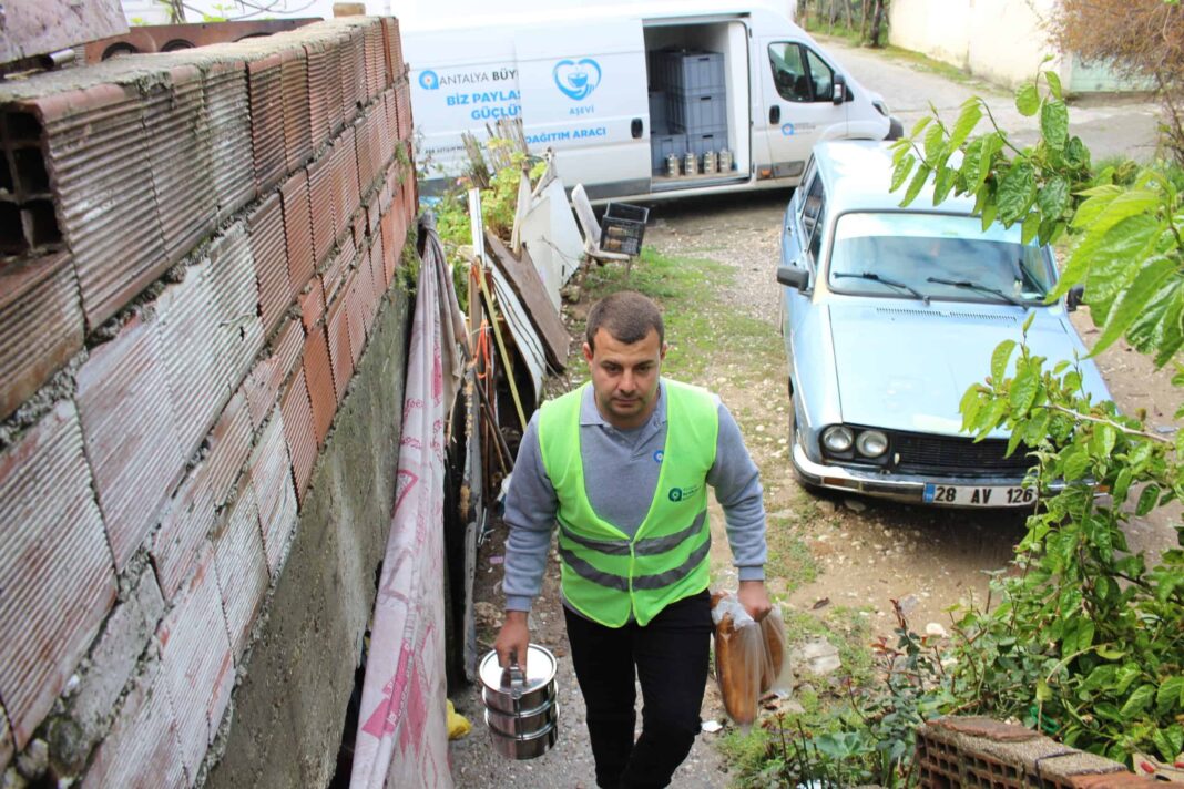 Manavgat Aşevi, Her Gün Üç Çeşit Yemekle İhtiyaç Sahiplerine Destek Sunuyor