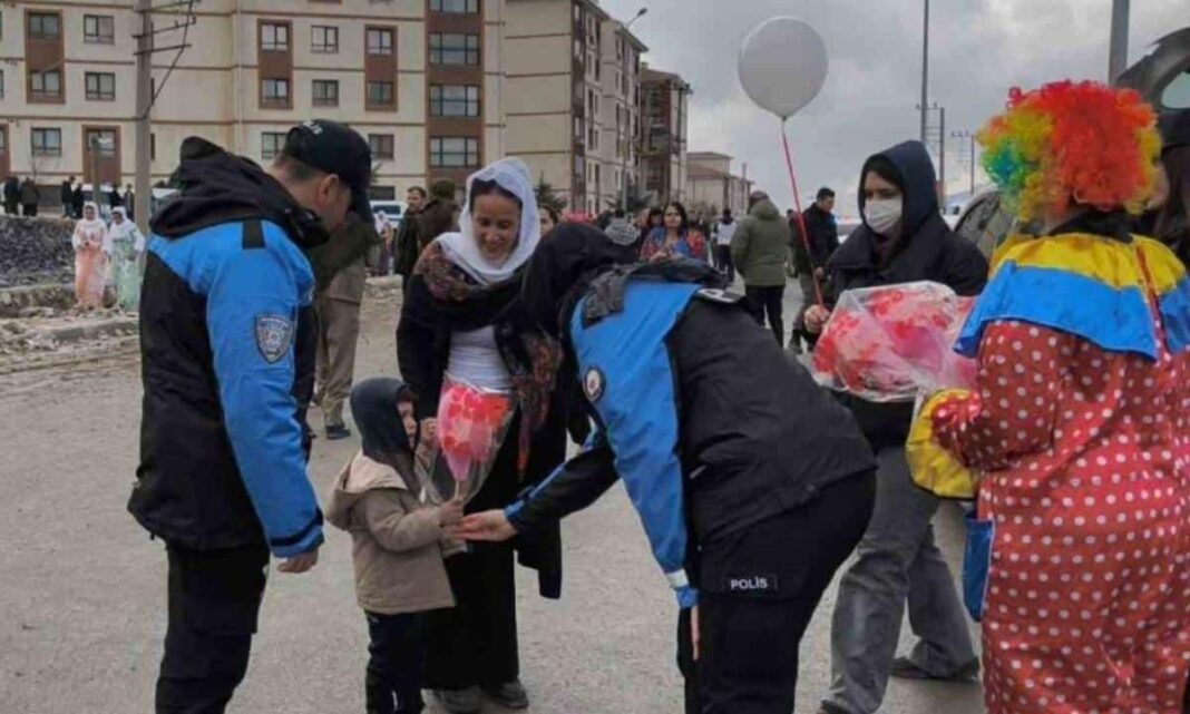 Şırnak’ta Nevruz Alanında Polisler Çocuklara Pamuk Şeker ve Balon Dağıttı
