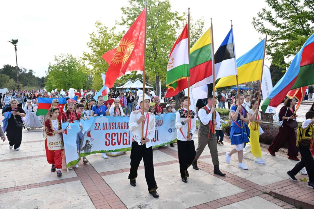 Antalya'da 23 Nisan Çocuk ve Uçurtma Festivali'nde Sevgi Korteji ve Renkli Etkinlikler Gerçekleşti