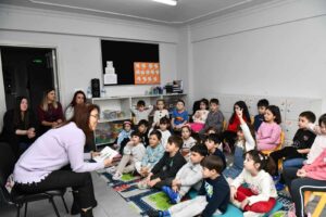 Balıkesir Bal Çocuk Gündüz Bakımevlerinde Kitap Okuma Etkinliği ile Miniklerin Hayal Gücü Destekleniyor