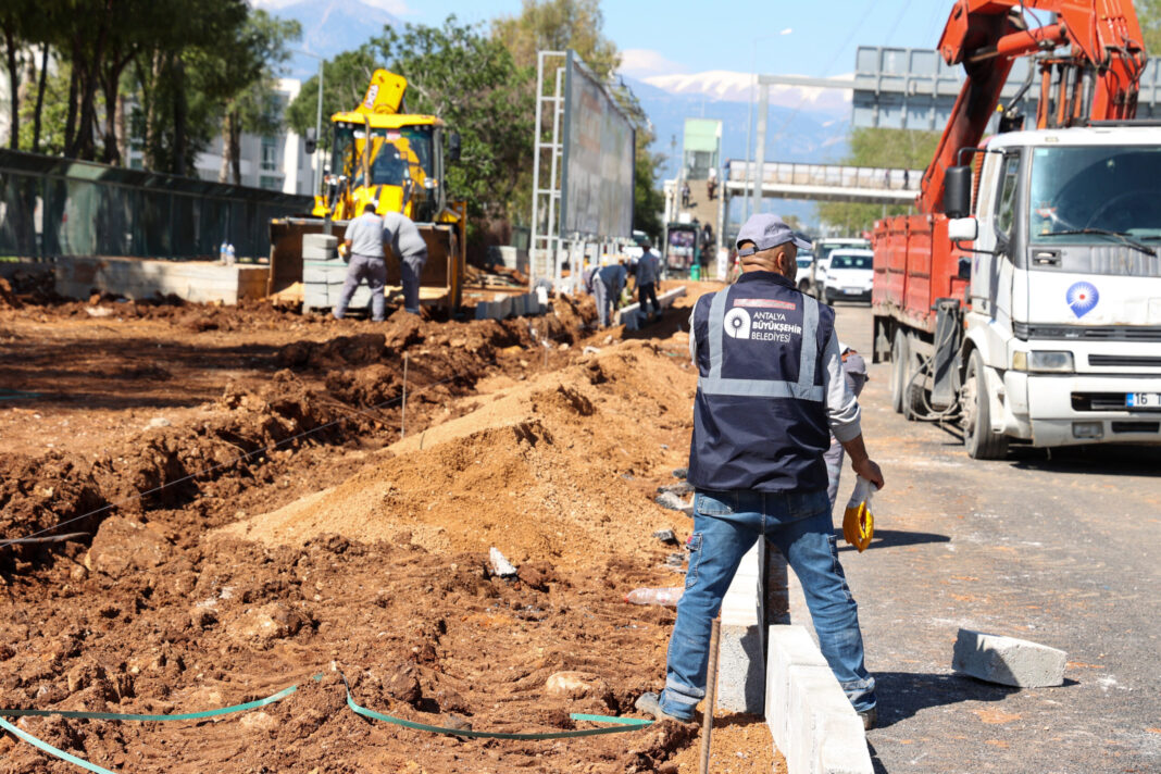 Antalya Büyükşehir Belediyesi, İller Bankası Kavşağı’nda Şerit Artırımı ve Yol Genişletme Çalışmalarını Sürdürüyor