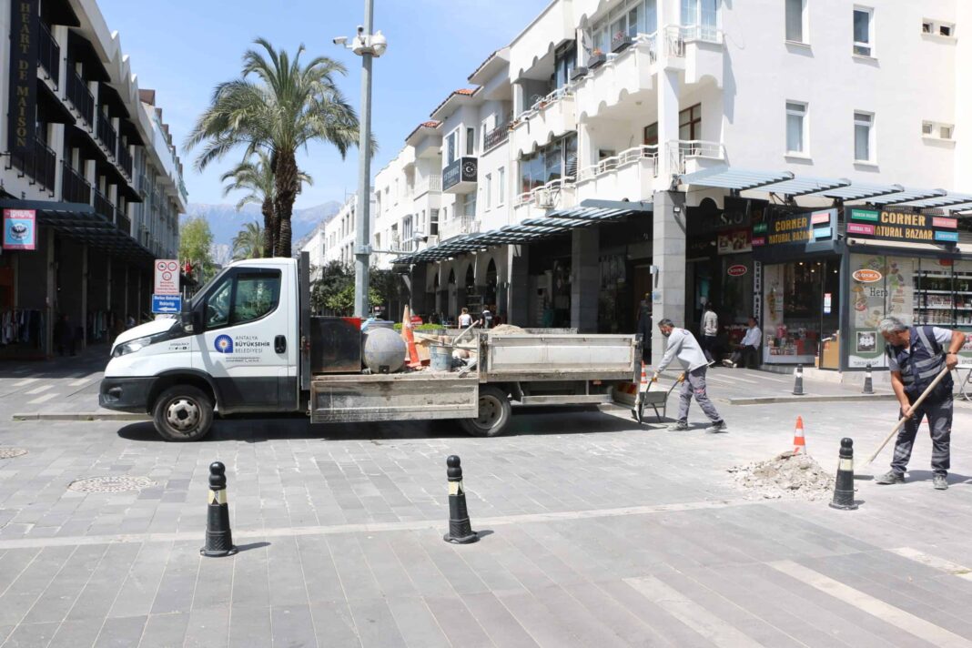 Antalya Büyükşehir Belediyesi Kemer Liman Caddesi’nde Yeni Altyapı Çalışmalarını Başlattı