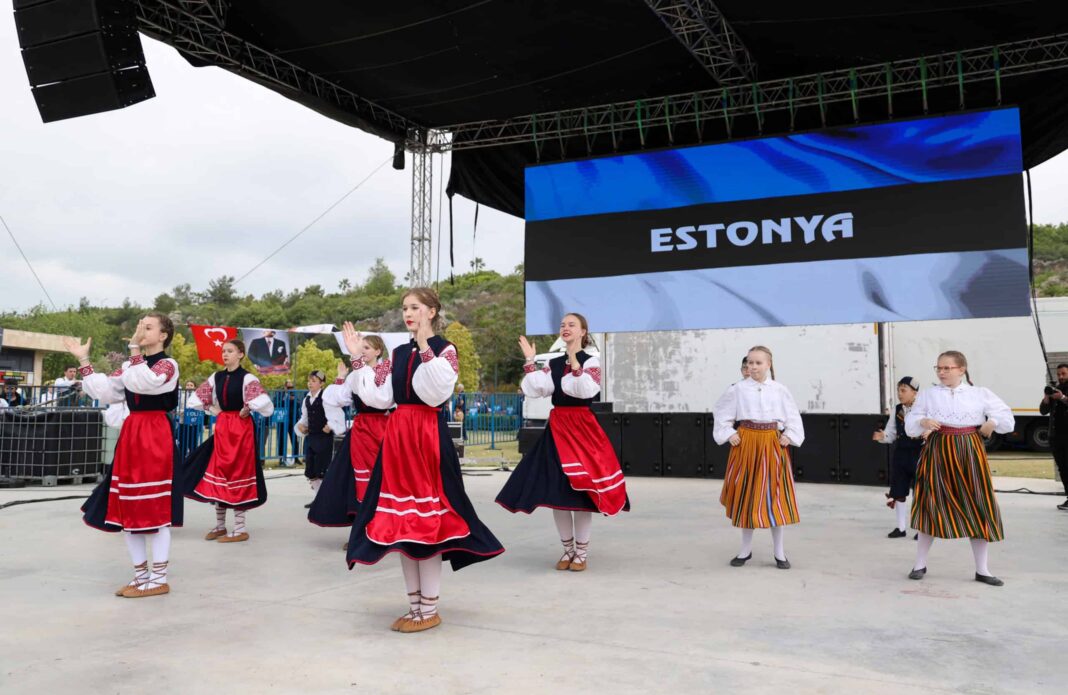 Antalya'da 27. Uluslararası Çocuk Festivali Galası Kültürlerarası Buluşmaya Sahne Oldu