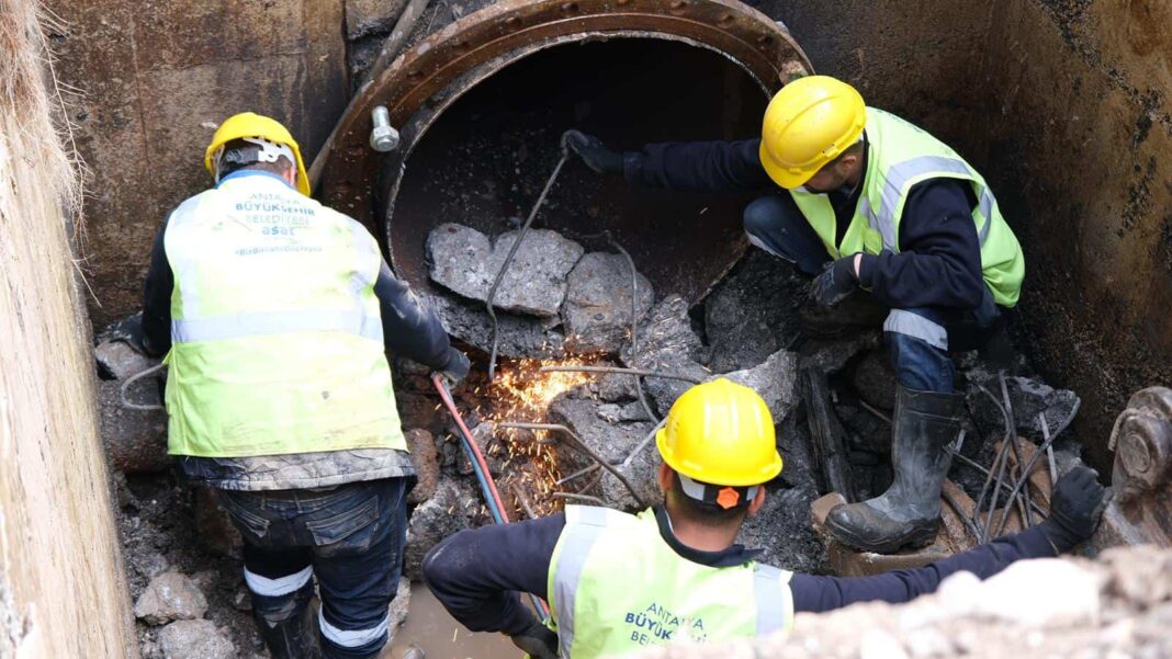Muratpaşa’da 35 Yıllık Ana Hat Vanası Yenilendi, Altyapı Güçlendirildi